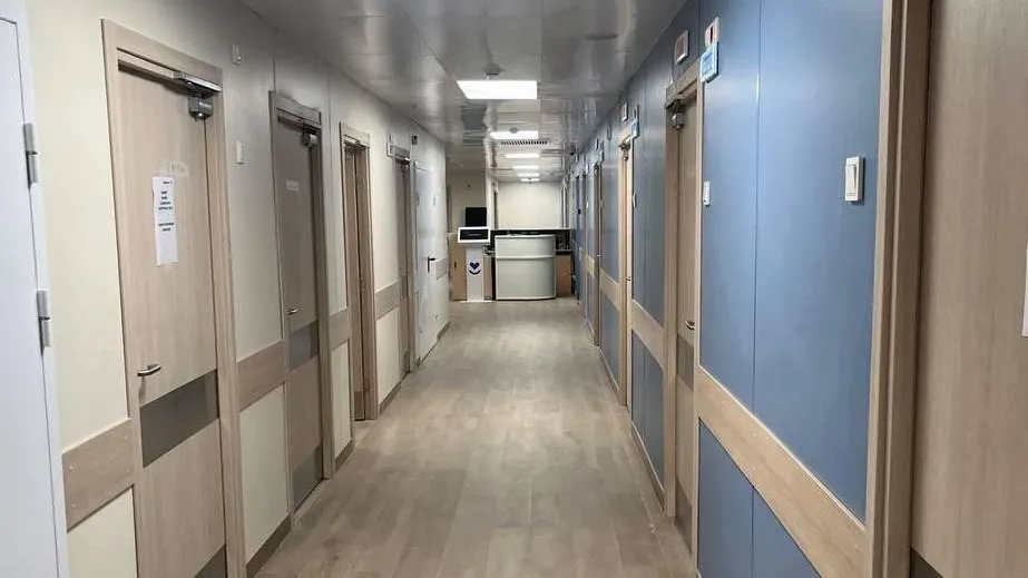 Рабочие завершили первый этап капремонта поликлиники в Ивантеевке