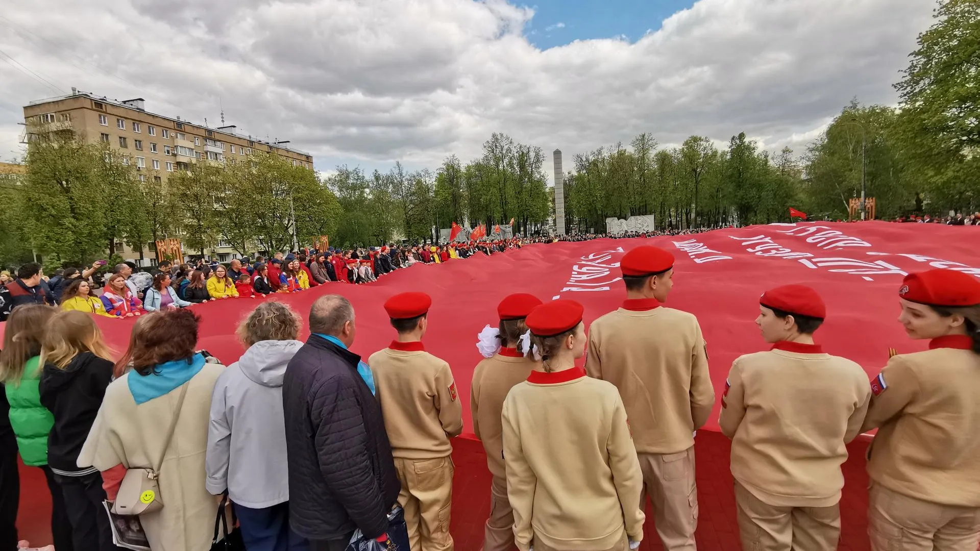На площади Славы в Подольске развернули гигантскую копию Знамени Победы