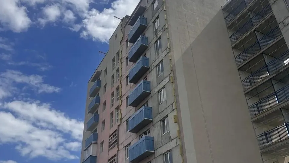 Подмосковные строители завершают восстановление дома в Мариуполе