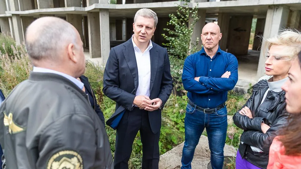 Андрей Иванов вместе с жителями осмотрел недостроенный объект в ЖК «Гусарская баллада»