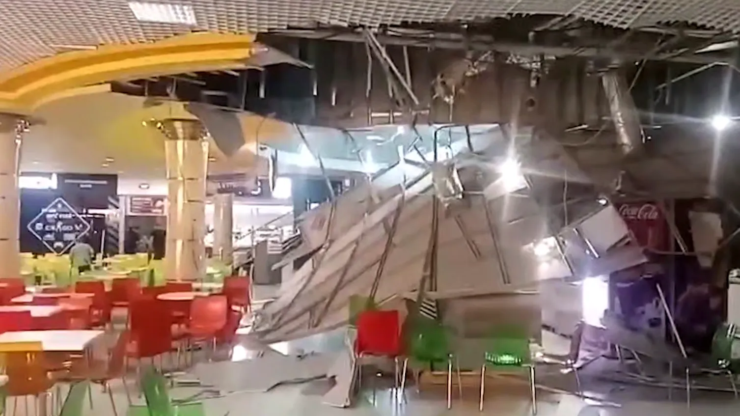 Жуткое видео: потолок в ТЦ в ХМАО рухнул прямо на посетителей фуд-корта