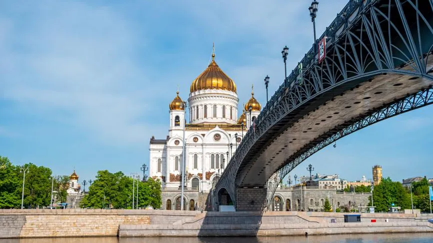 Человек упал с Патриаршего моста в столице