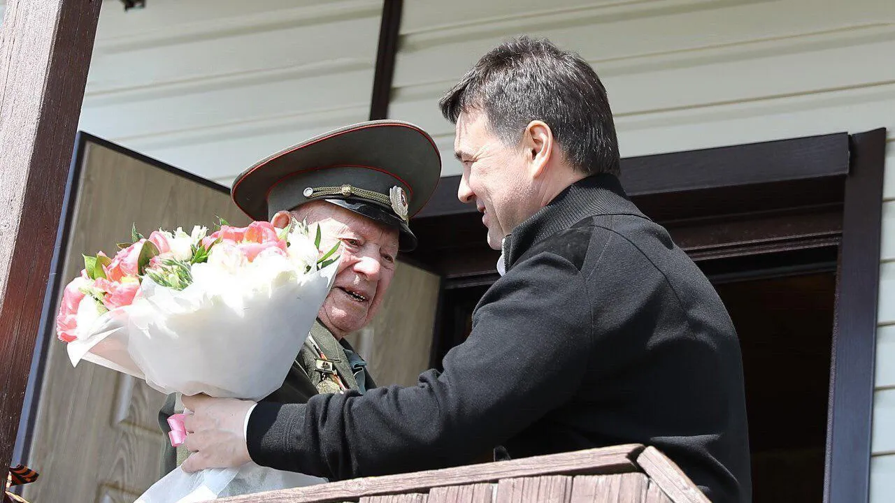 Андрей Воробьев привез ветерану Михаилу Щербаеву теплицу в подарок