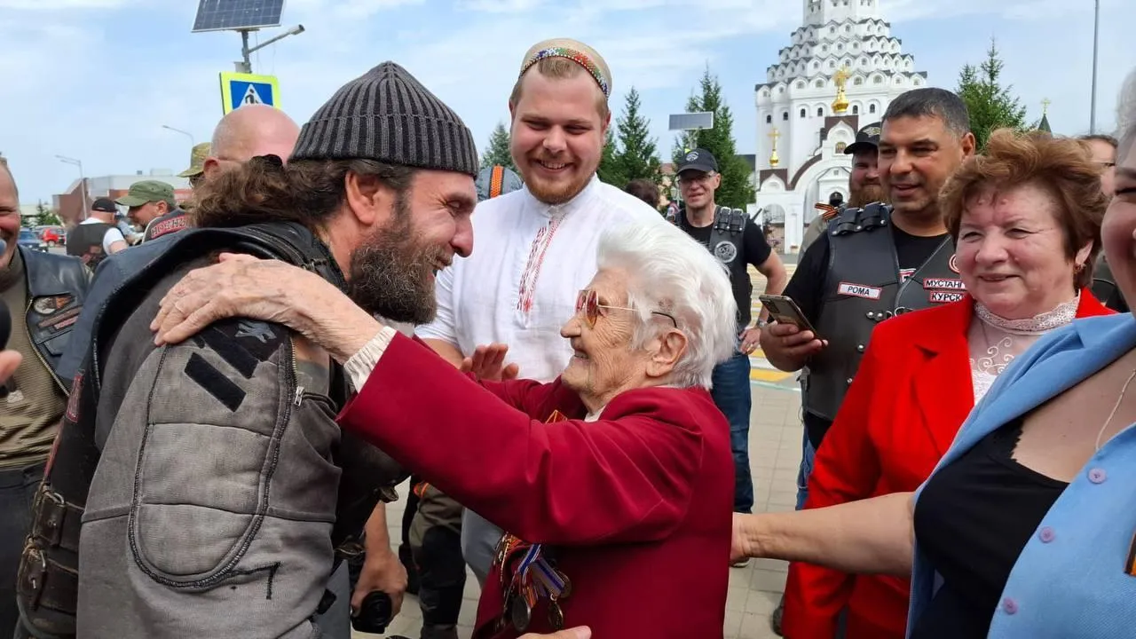 Участница ВОВ из Подольска во время автопробега познакомилась с лидером «Ночных волков»