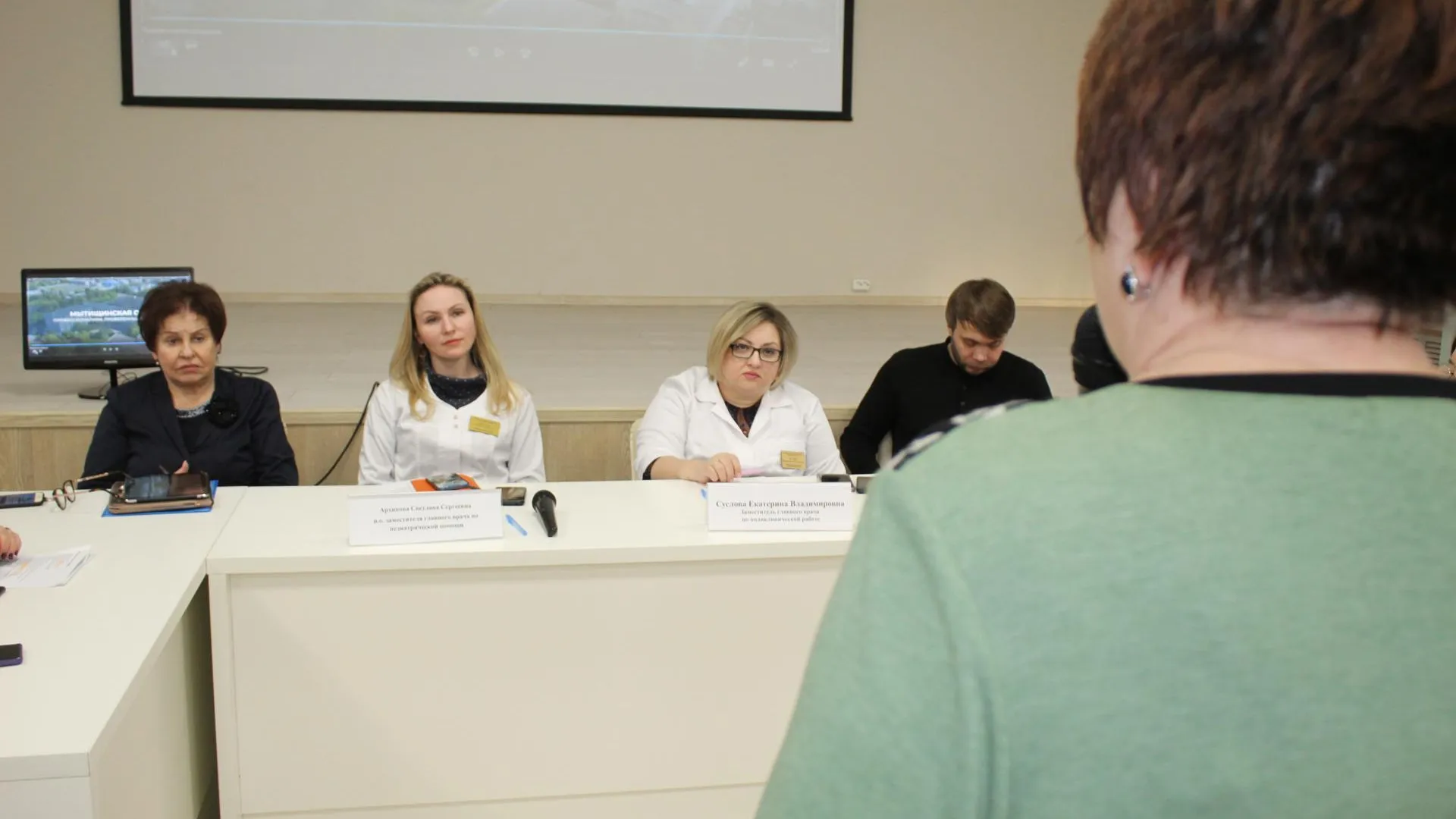 В больнице Мытищ с жителями обсудили вопросы записи к узким специалистам и врачебной этике