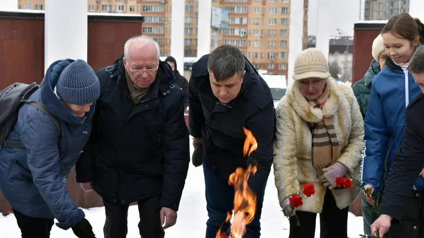 Депутат Госдумы возложил цветы к мемориалу в Щелкове