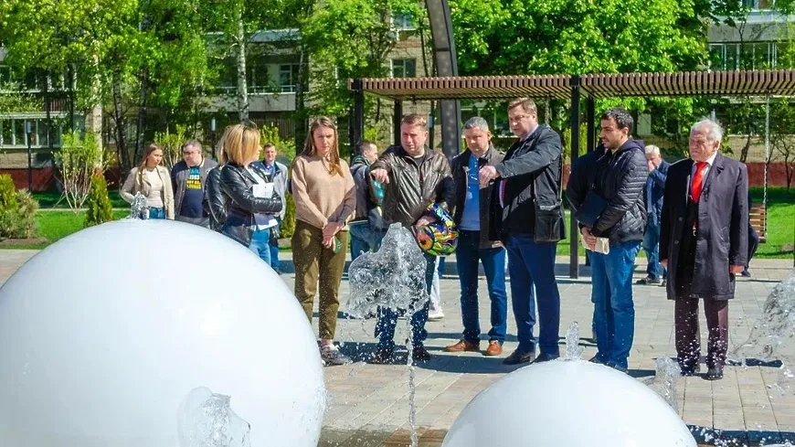 Специалисты завершают настройку нового игрового фонтана с подсветкой в Подольске