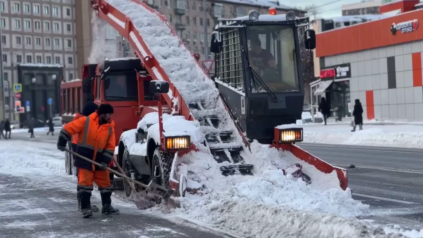 Порядка 150 тыс человек вышли на борьбу с последствиями снегопада в Москве