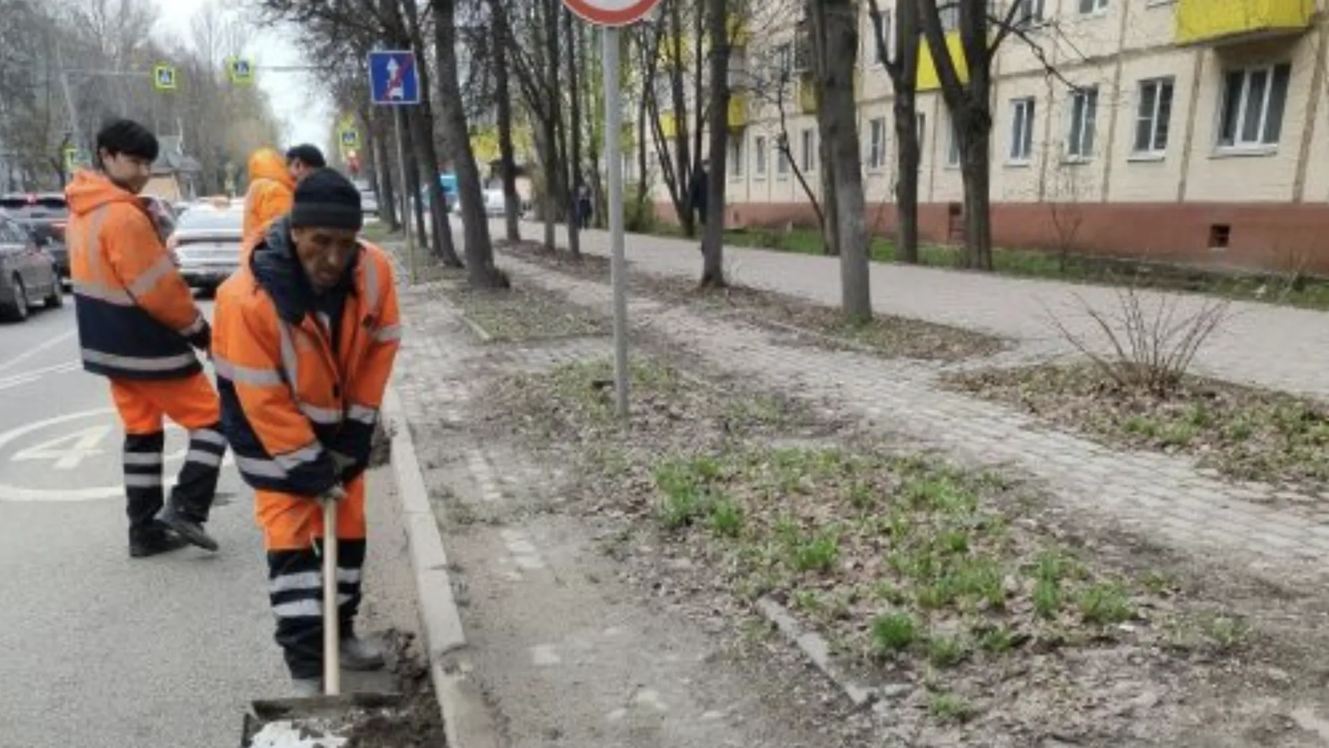 В Долгопрудном продолжаются работы по уборке территорий и покраске остановок