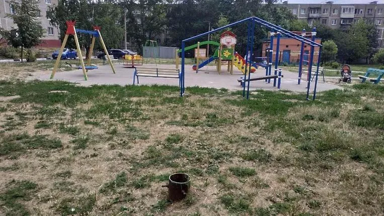 Часть трубы, торчавшей из земли у детской площадки, демонтировали в Подольске