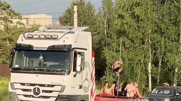 Руки на руль: полуголые девушки танцевали на пилоне-грузовике в Новосибирске