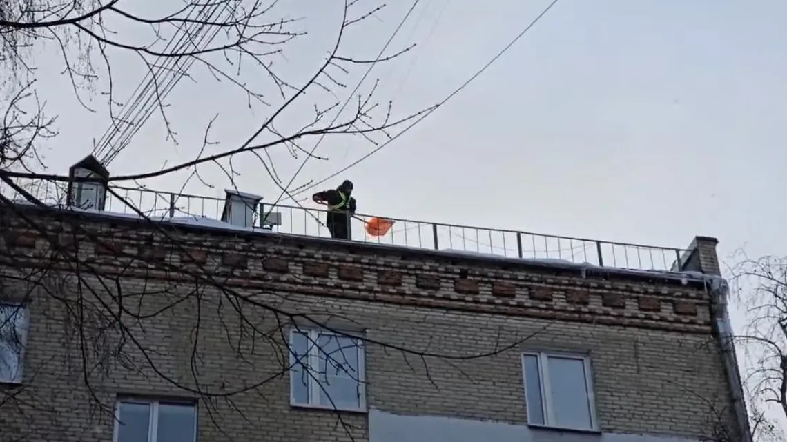 Порядка 100 кровель очистили от снега в Подмосковье с начала зимы