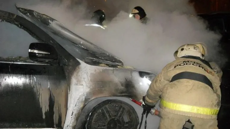 Автомобиль Porsche перевернулся и загорелся в Подольске