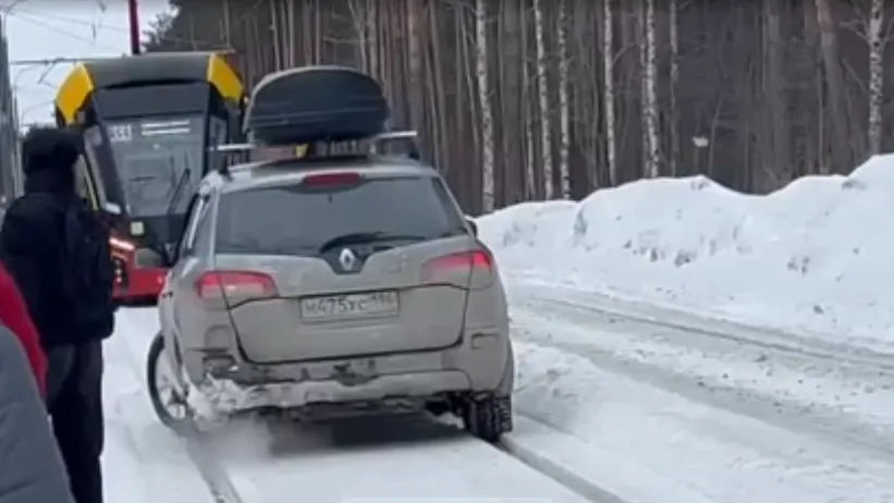 Кошмар водителя: иномарка выехала на рельсы перед трамваем — видео