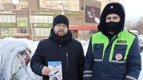 Посетителям ТРЦ в Красногорске напомнили, что нельзя отвлекаться на телефон за рулем