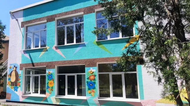 В Мариуполе подмосковные строители завершают восстановление детсада на 240 мест