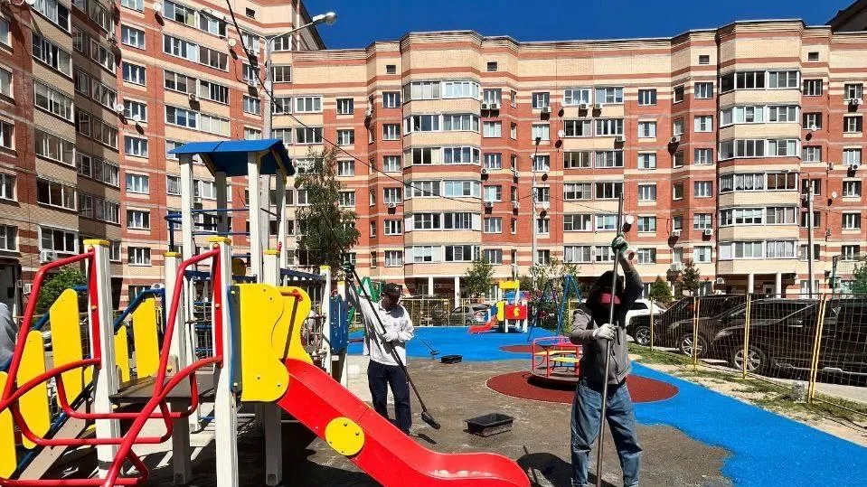 В Подмосковье за неделю отремонтировали 3 тыс элементов площадок