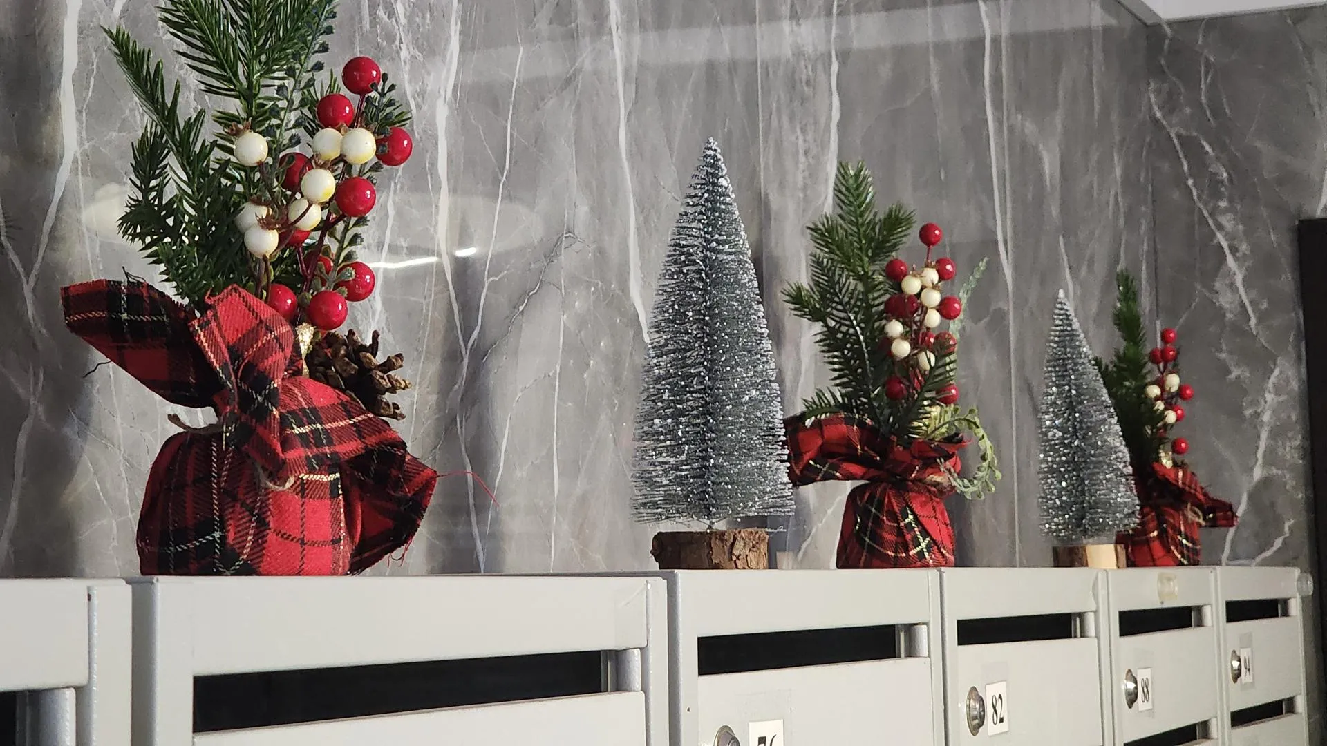 Могут оштрафовать: почему украшение подъездов к Новому году надо согласовать