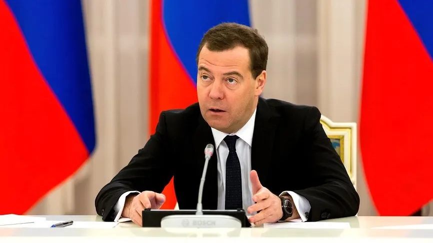 Медведев предложил изъять дворец Бельведер в Варшаве в ответ на иск Польши