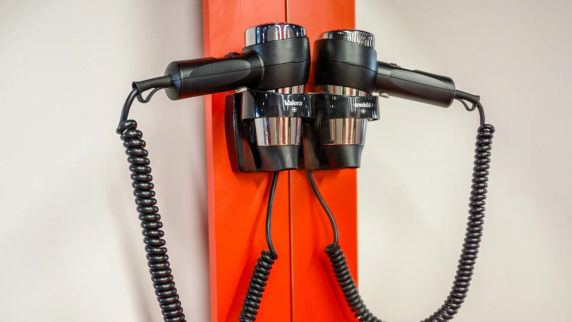 Ионизация в фенах и стайлерах: принцип действия и назначение