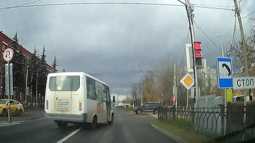 В Сети появилось видео с маршруткой, проехавшей на красный свет перекресток в Подольске