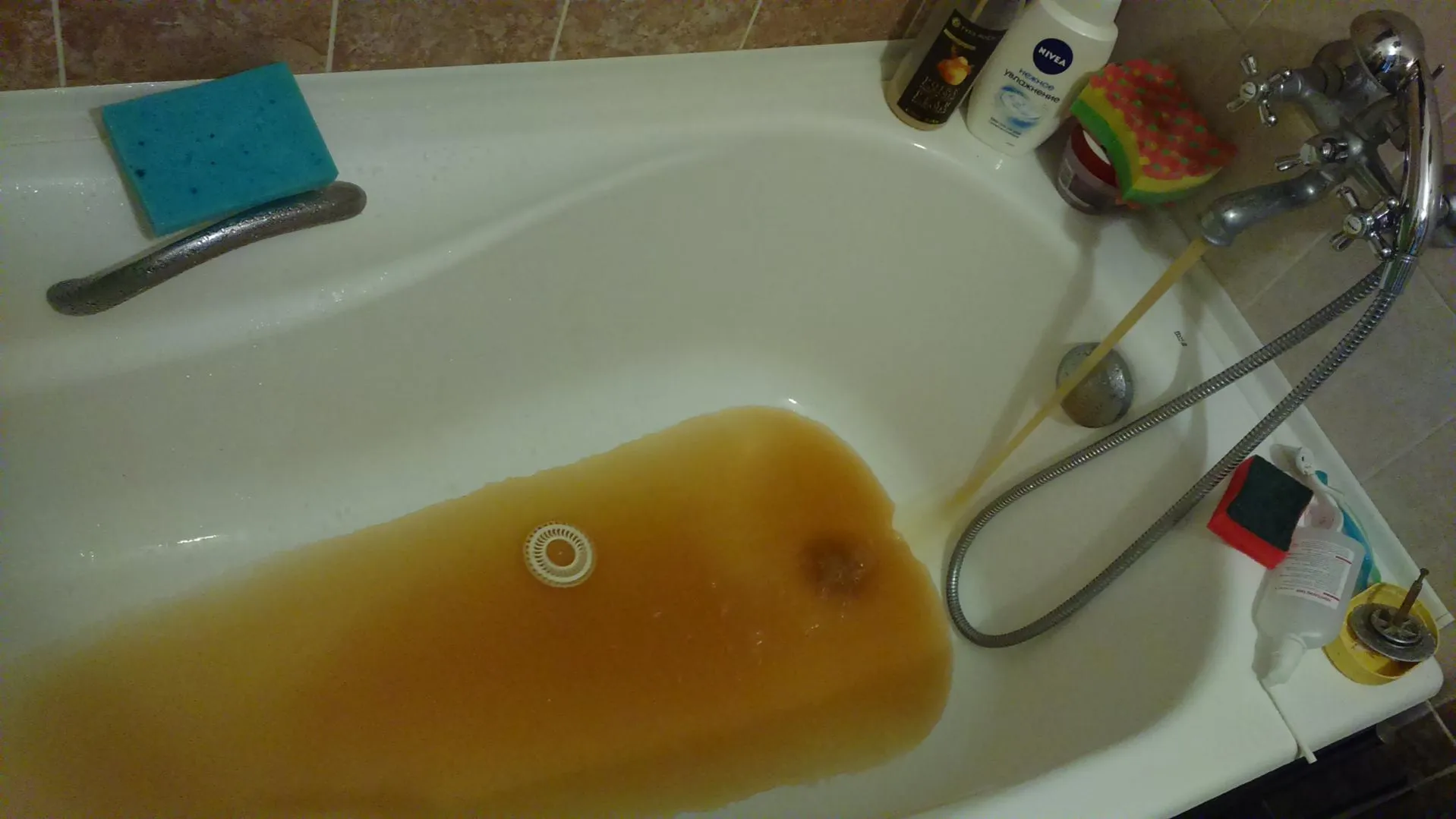 УК очистила внутренние сети водоснабжения в поселке Подольска после жалобы жителей