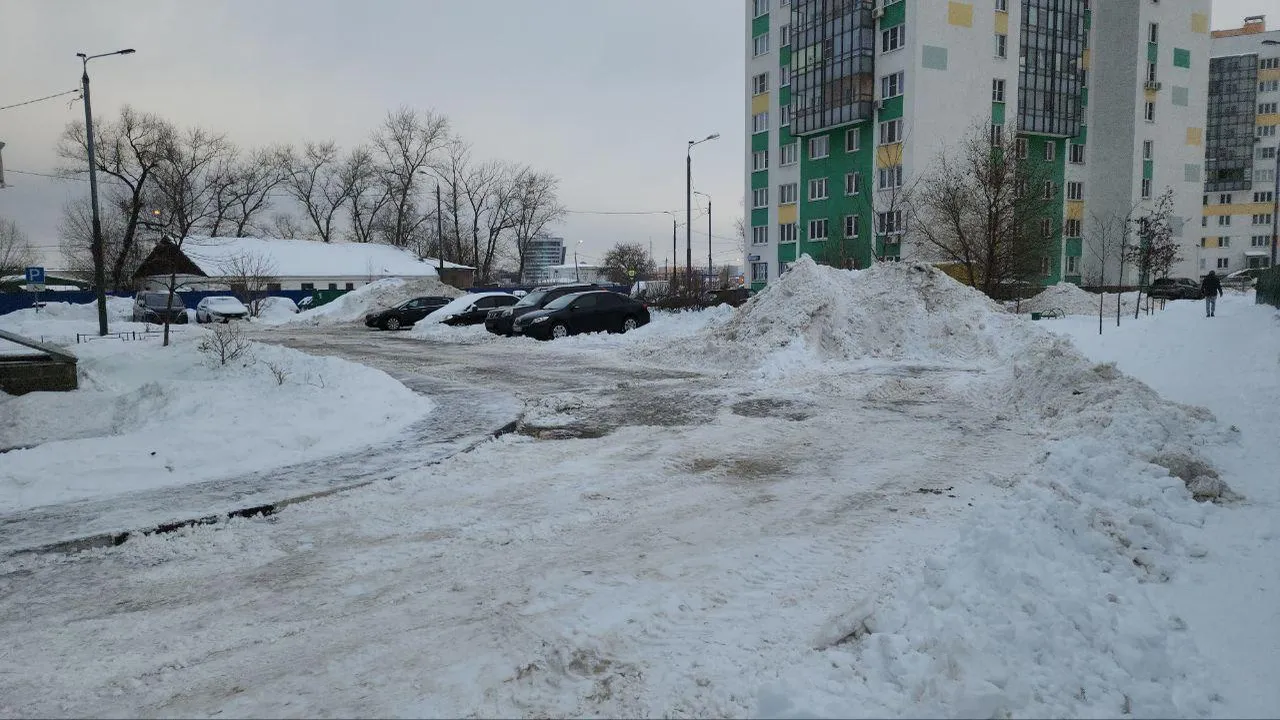 Около 230 единиц техники устраняют последствия сильного снегопада в Мытищах