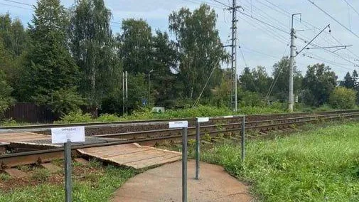 10 ограждений «змейка» установили на ж/д переходах в Подмосковье