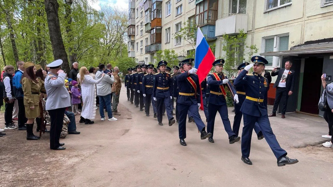 Росгвардейцы Подмосковья провели «Парад у дома ветерана»