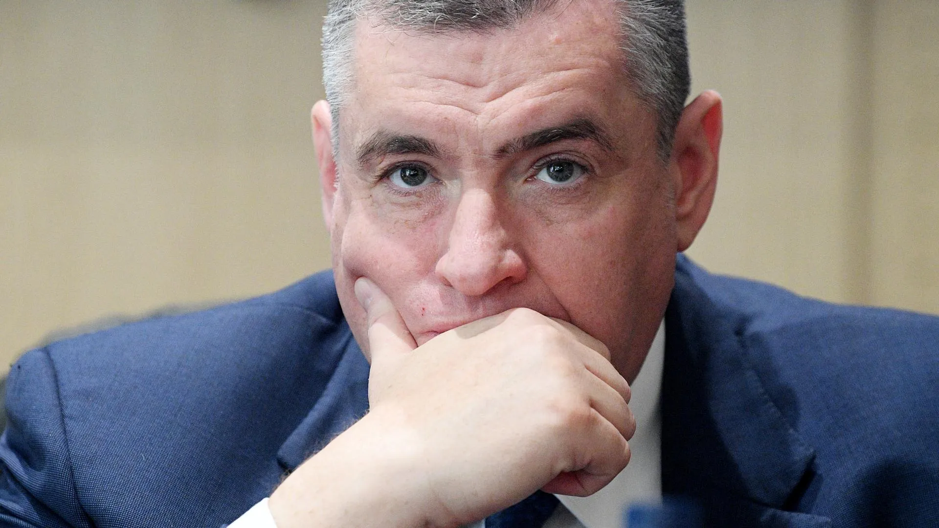 Слуцкий: гонорары дискредитирующих армию надо отправить на поддержку молодежи