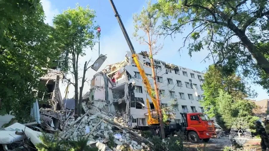 Опубликованы кадры разрушенного ударом ВСУ общежития в Старобельске