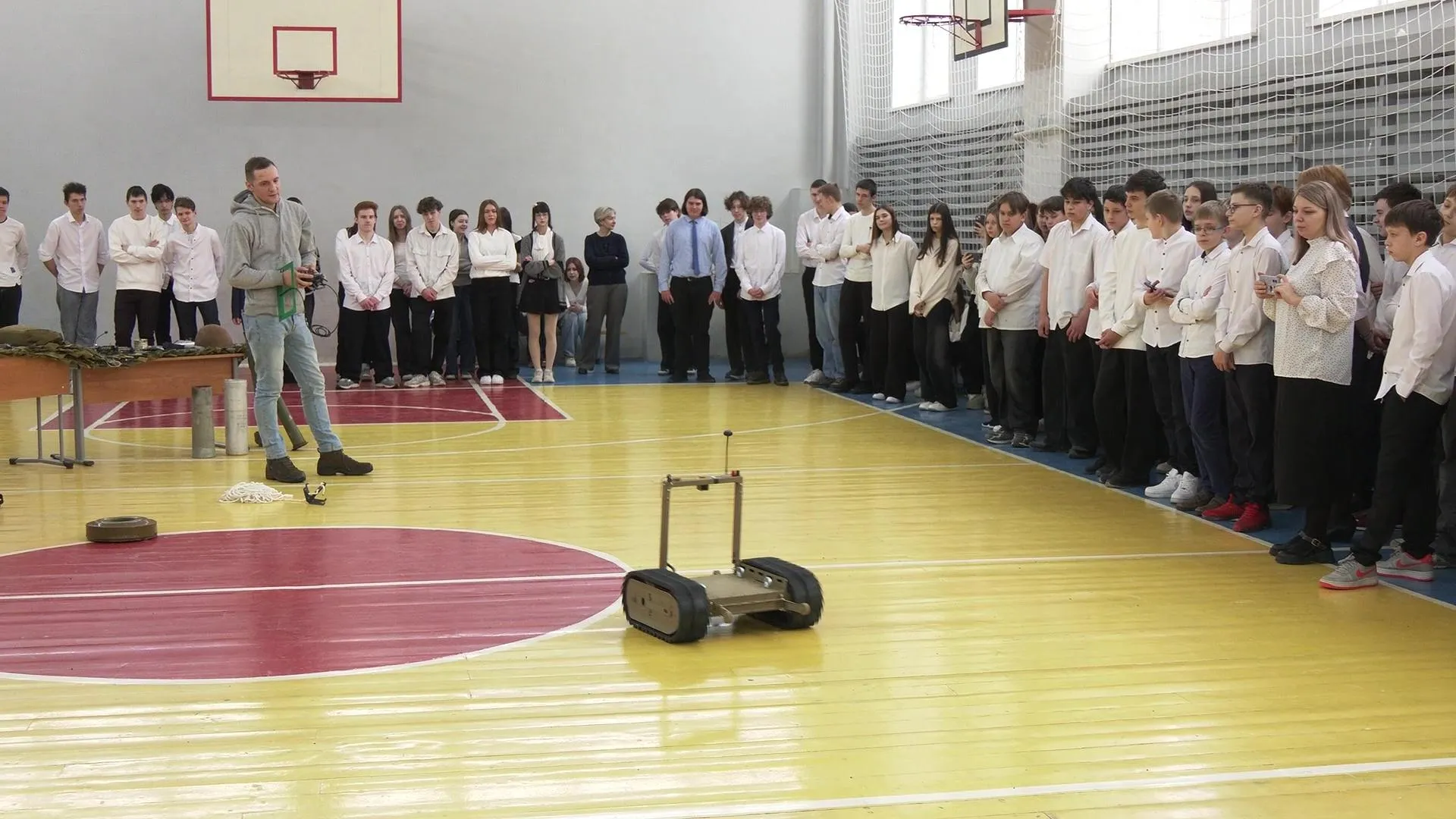 В Дубне школьникам представили прототип штурмового дрона местной разработки