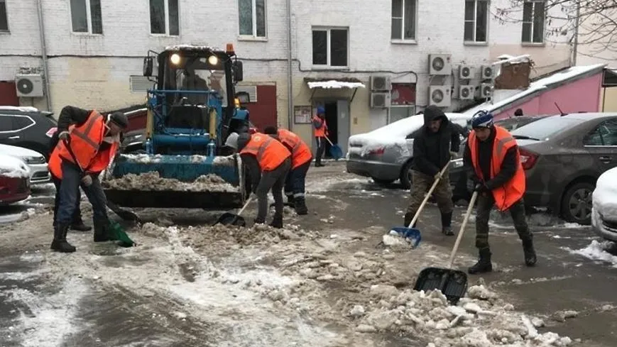 В Подмосковье к уборке снега мобилизовали дворников УК