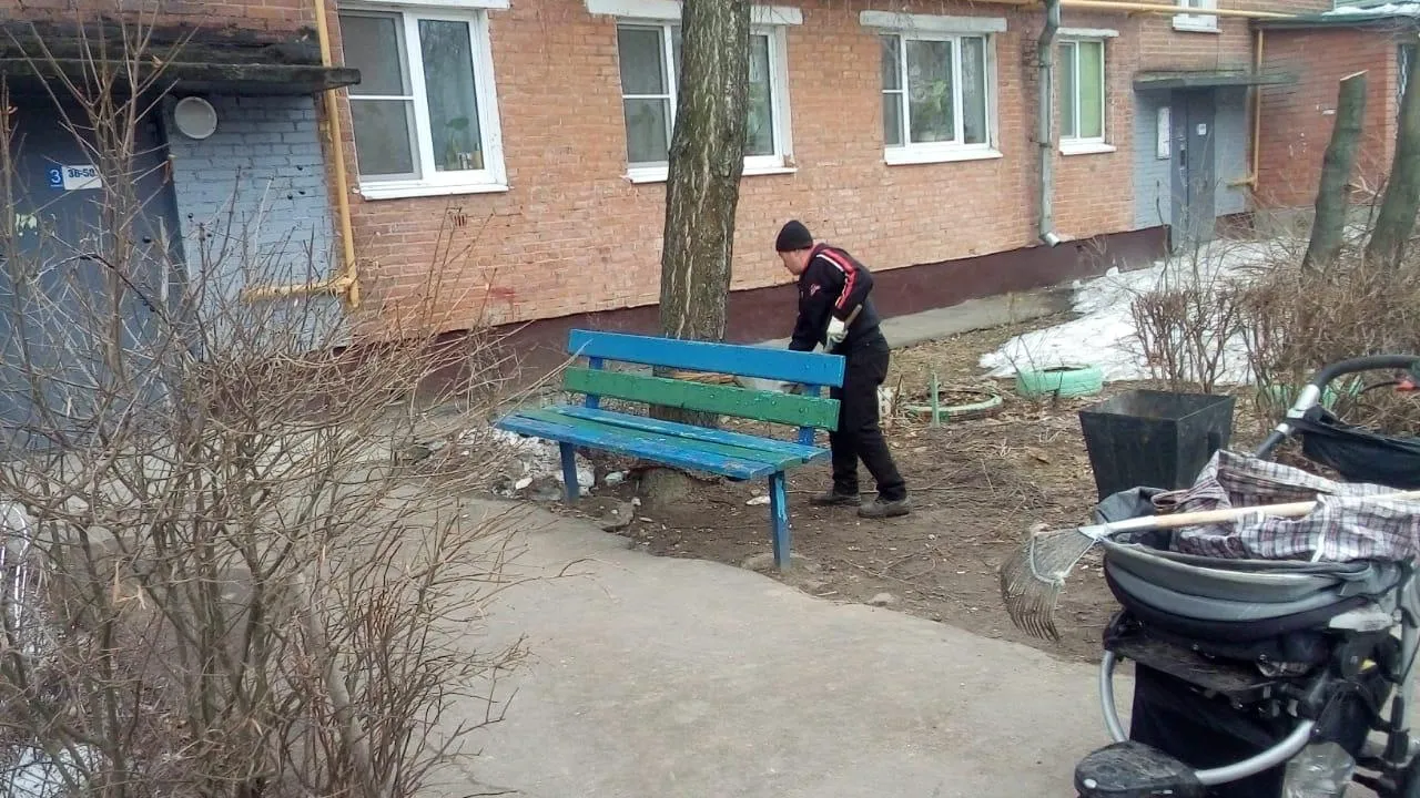 Коммунальщики Подольска продолжают убирать придомовые территории от мусора