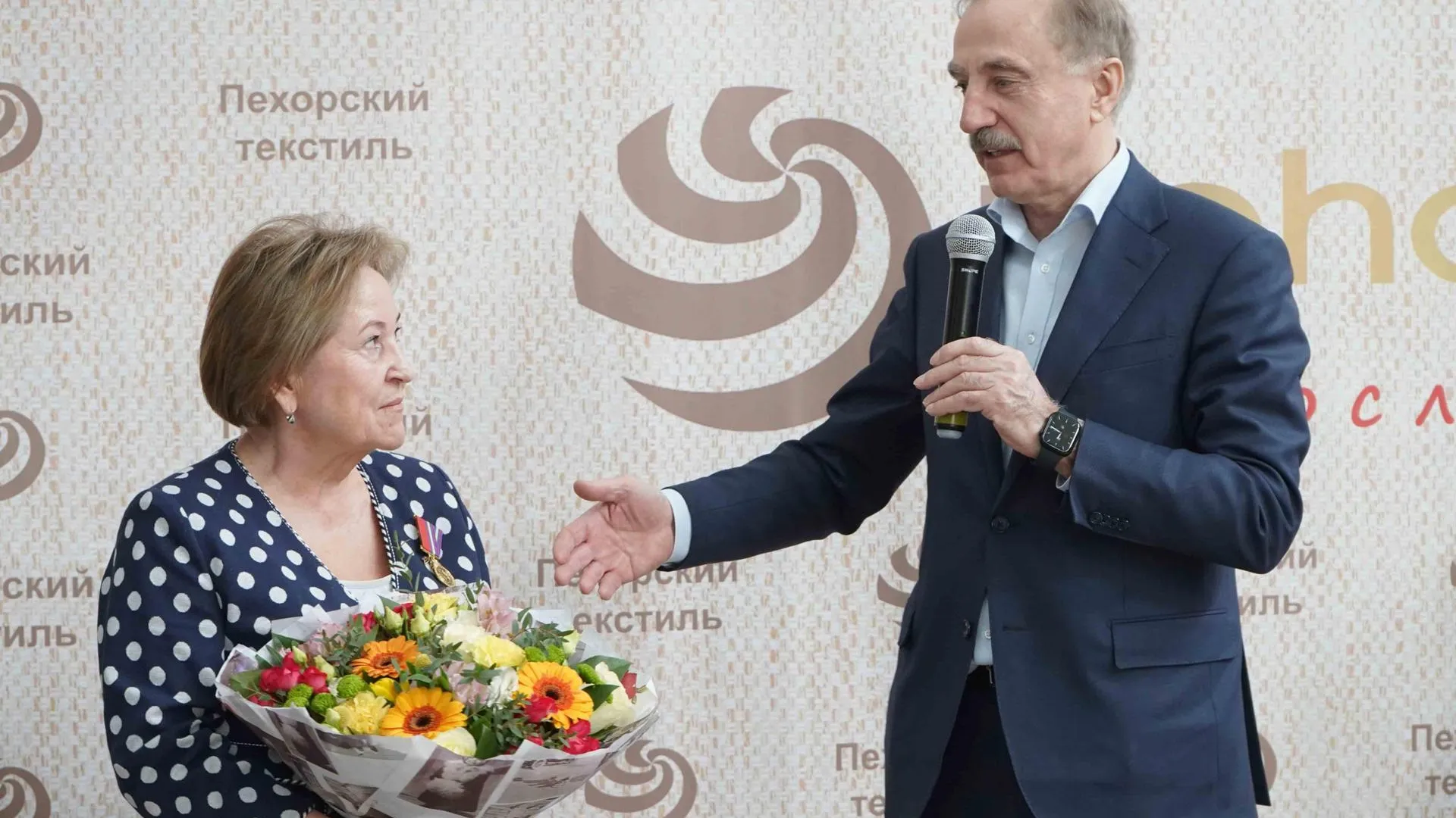 Глава Люберец поздравил с юбилеем гендиректора фабрики «Пехорский текстиль» Терешкину