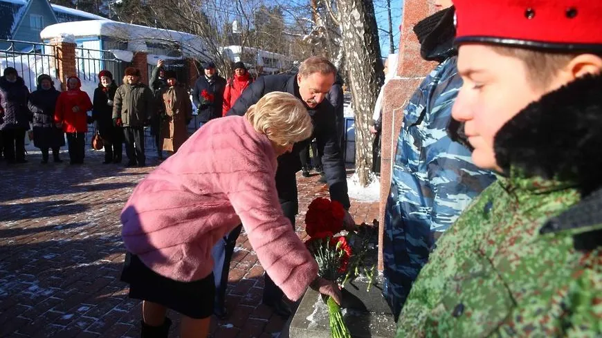 Цветы возложили к воинскому захоронению в Малаховке Люберец в День защитника Отечества