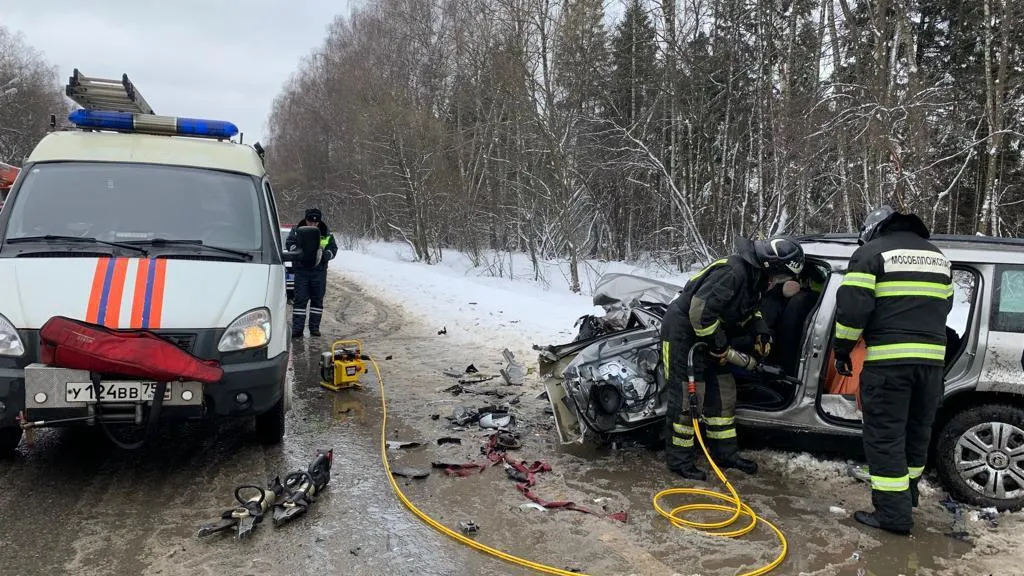 Спасатели Подольска деблокировали пострадавшего из искореженного в ДТП авто