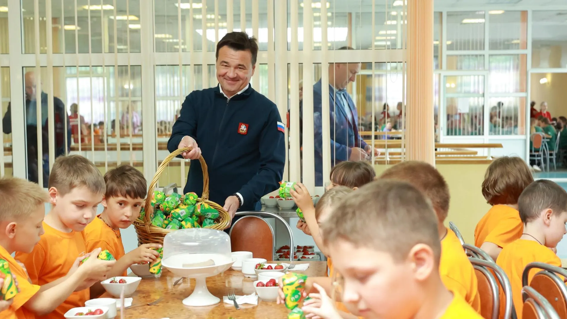 Андрей Воробьев навестил детей участников СВО, отдыхающих в лагере «Литвиново»