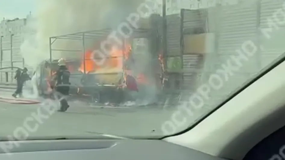 «Газель» полностью выгорела на СВХ в Москве — видео