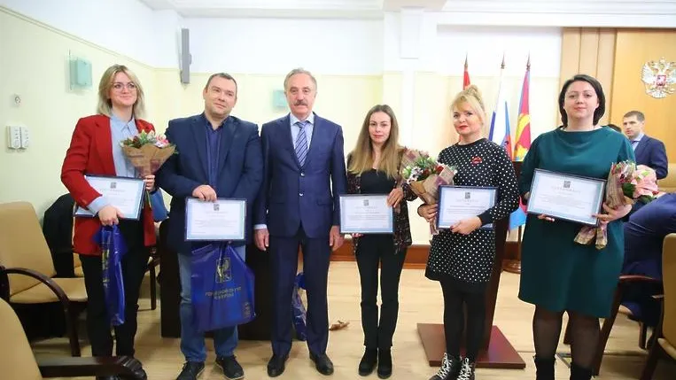 Глава Люберец вручил предпринимателям округа сертификаты на получение субсидий