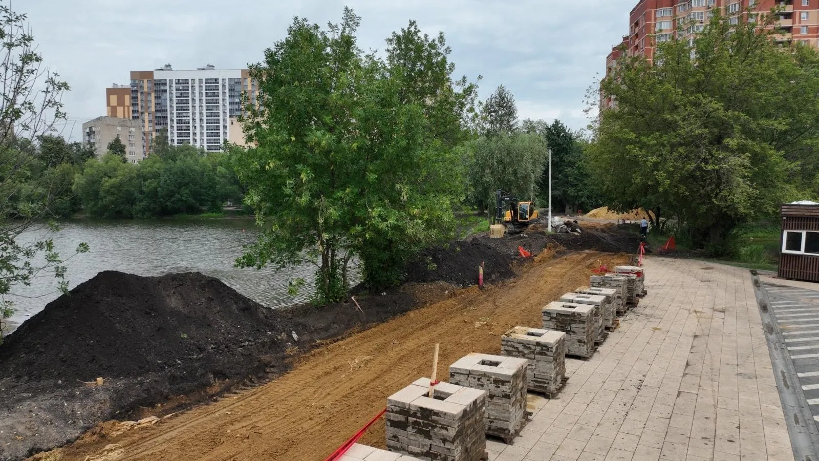 В Наташинском парке Люберец на текущей неделе будут укладывать тротуарную плитку
