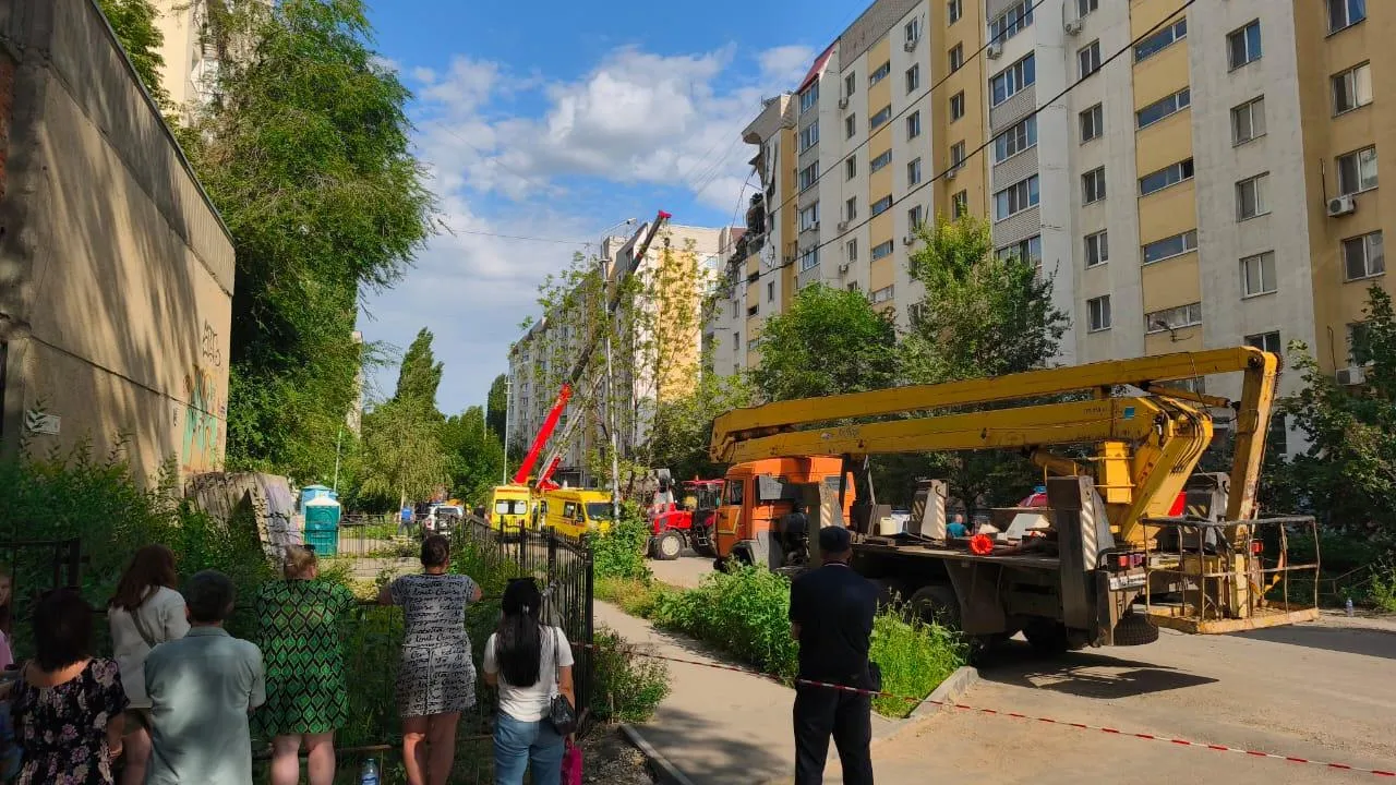 Спасатели продолжают поиски пропавших под завалами в Саратове