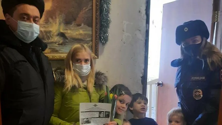 Полицейские Балашихи подарили цветы многодетным мамам в преддверии 8 Марта