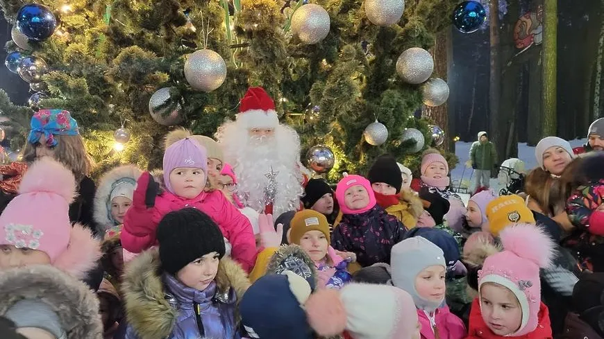 Песнями, танцами и хороводом открыли зимний сезон в детском парке Красногорска