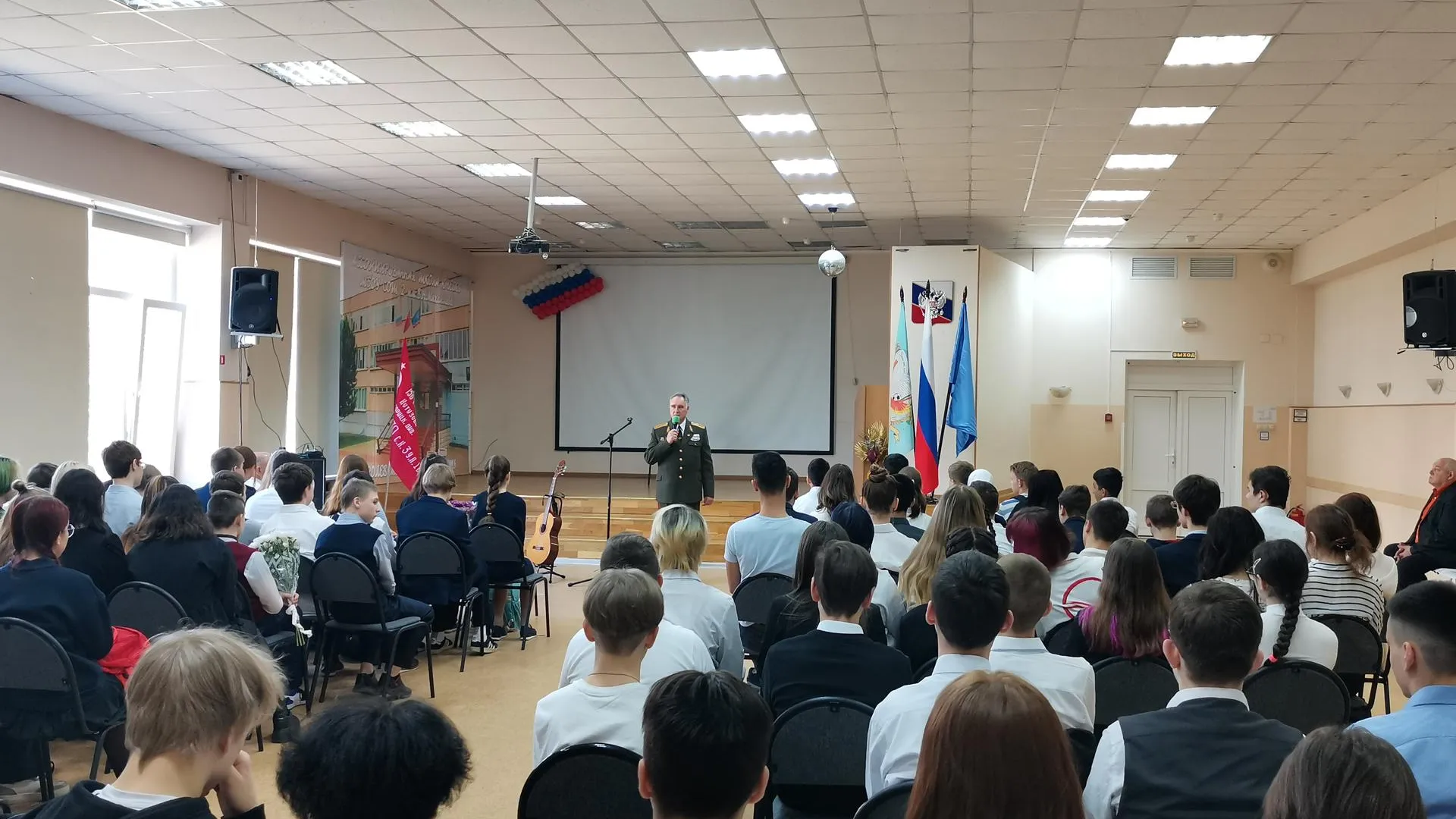 Уроки мужества прошли в школе Королева