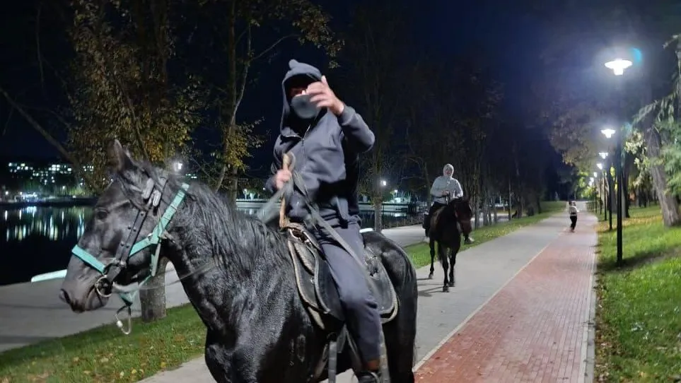 Появилось видео нападения двух всадников на конях на пенсионеров в Кисловодске