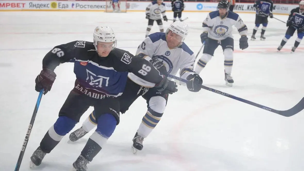 «НИИИ» и «Нефтяник» провели товарищеский матч по хоккею в Балашихе