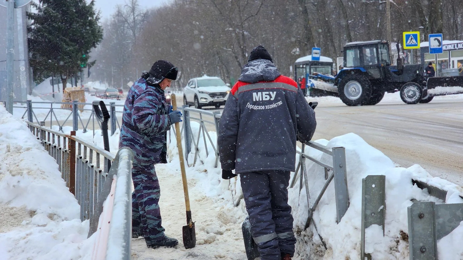 В Лосино-Петровском округе чистят мост и лестницы от снега