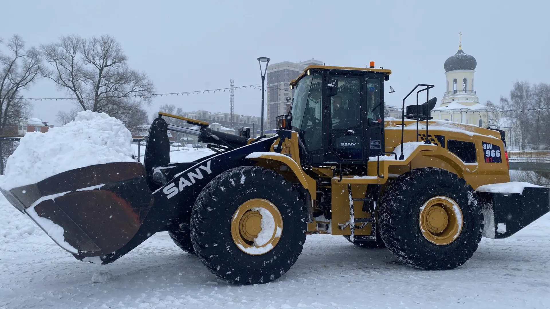 Чистят парковки и выталкивают машины: как в Наро-Фоминске борются со снегопадом