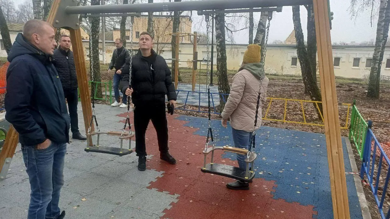 Новая детская площадка в поселке Дубровицы Подольска почти готова